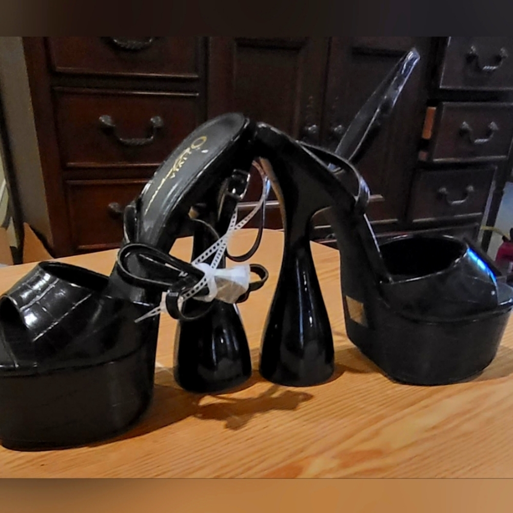Black high heel pumps size 9
